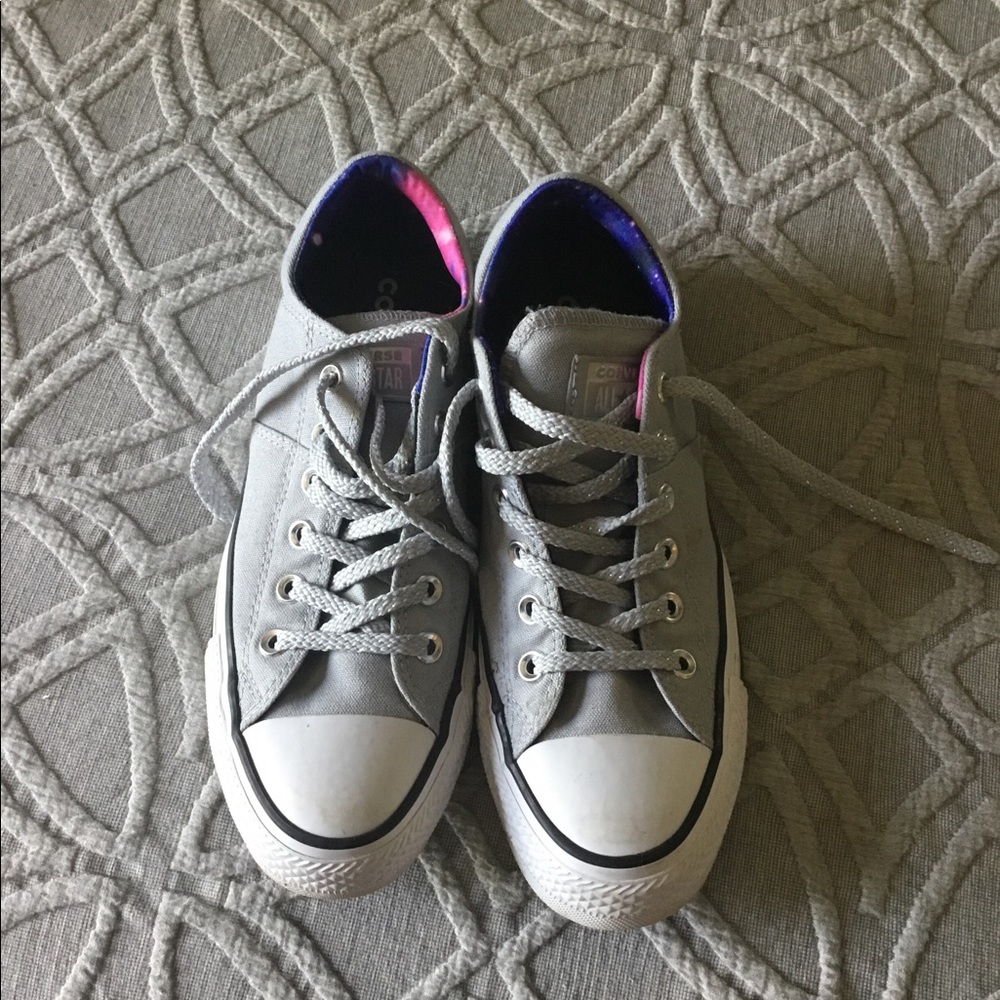Tennis shoes